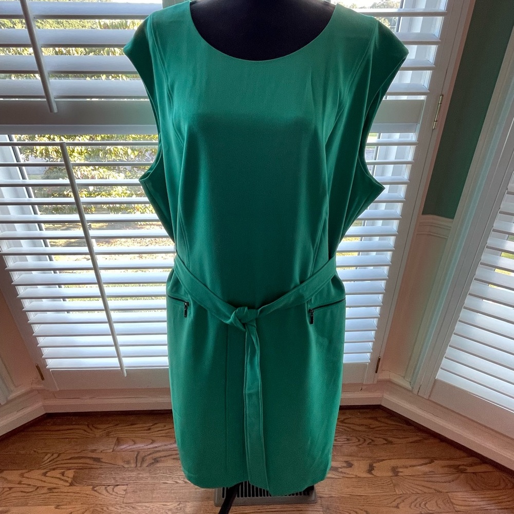 Kasper size 22 green sheath dress with self tie waist and front zippered pockets